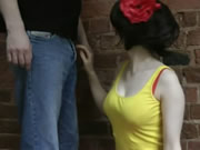 美女在一堵墙前口交與打手槍